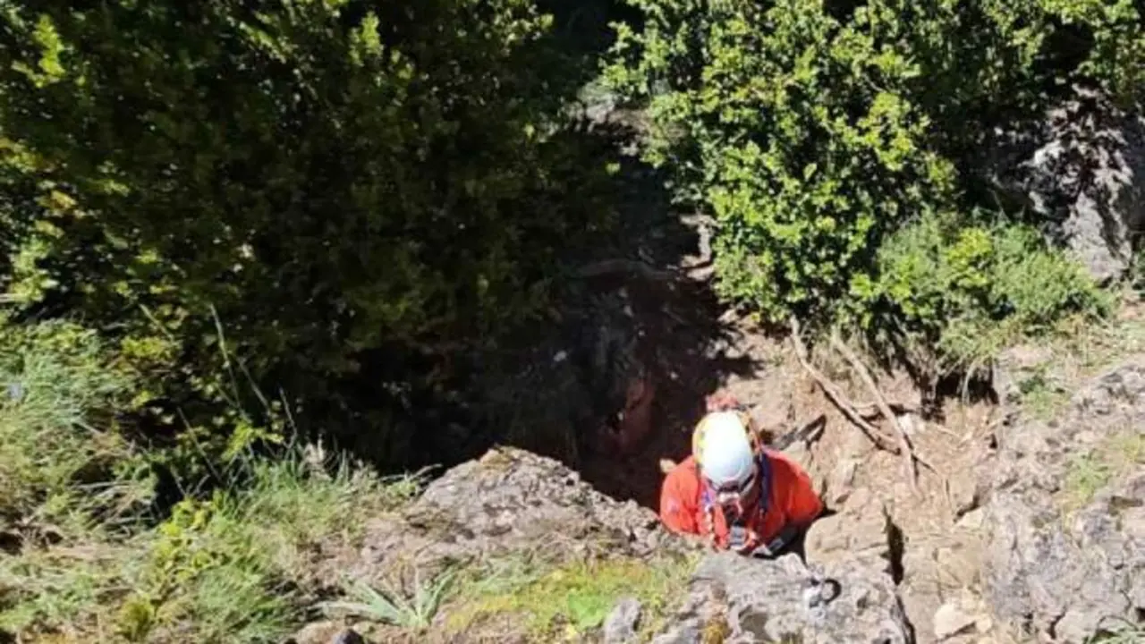 Encuentran el cadáver de una mujer de 40 años dentro de una cueva de un paraje