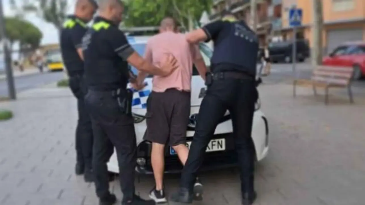 Se pasea por una calle con dos grandes cuchillos en las manos y siembra el pánico
