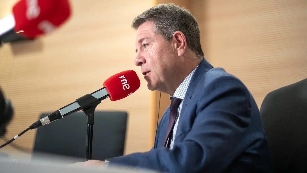 El presidente de Castilla-La Mancha, Emiliano García-Page, en un momento de la entrevista en RNE