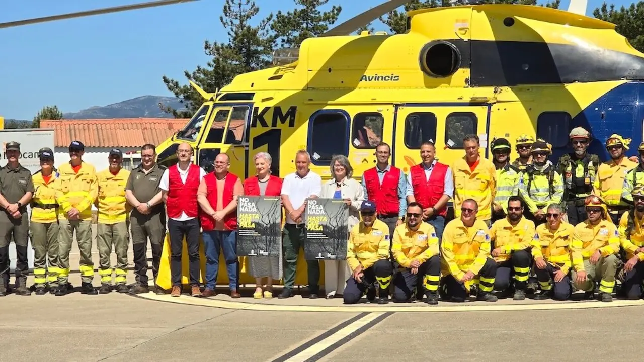 La consejera de Desarrollo Sostenible, Mercedes Gómez, ha presentado la campaña de incendios forestales para la temporada de alto riesgo, en la Base aérea de incendios forestales del dispositivo INFOCAM en Las Minas de Hiendelaencina (Guadalajara)