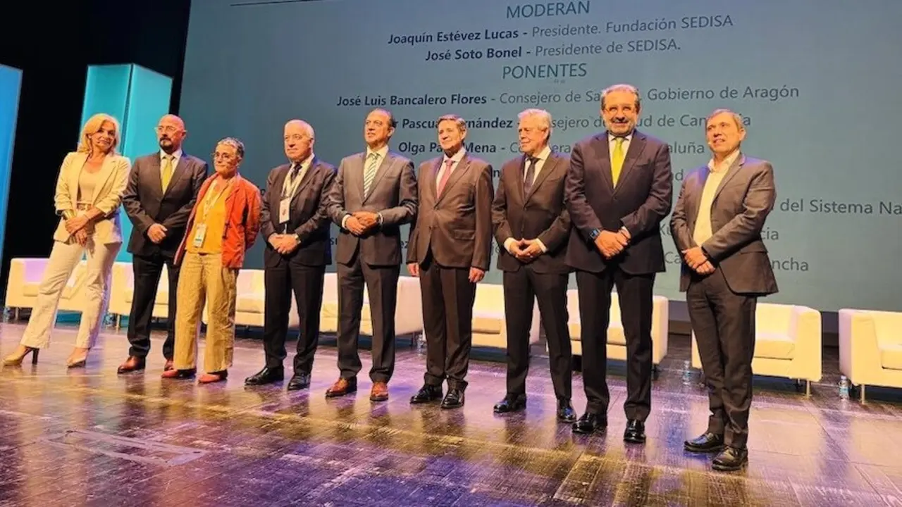 El consejero de Sanidad, Jesús Fernández Sanz, en una mesa redonda celebrada en el marco del 24 Congreso Nacional de Hospitales y Gestión Sanitaria