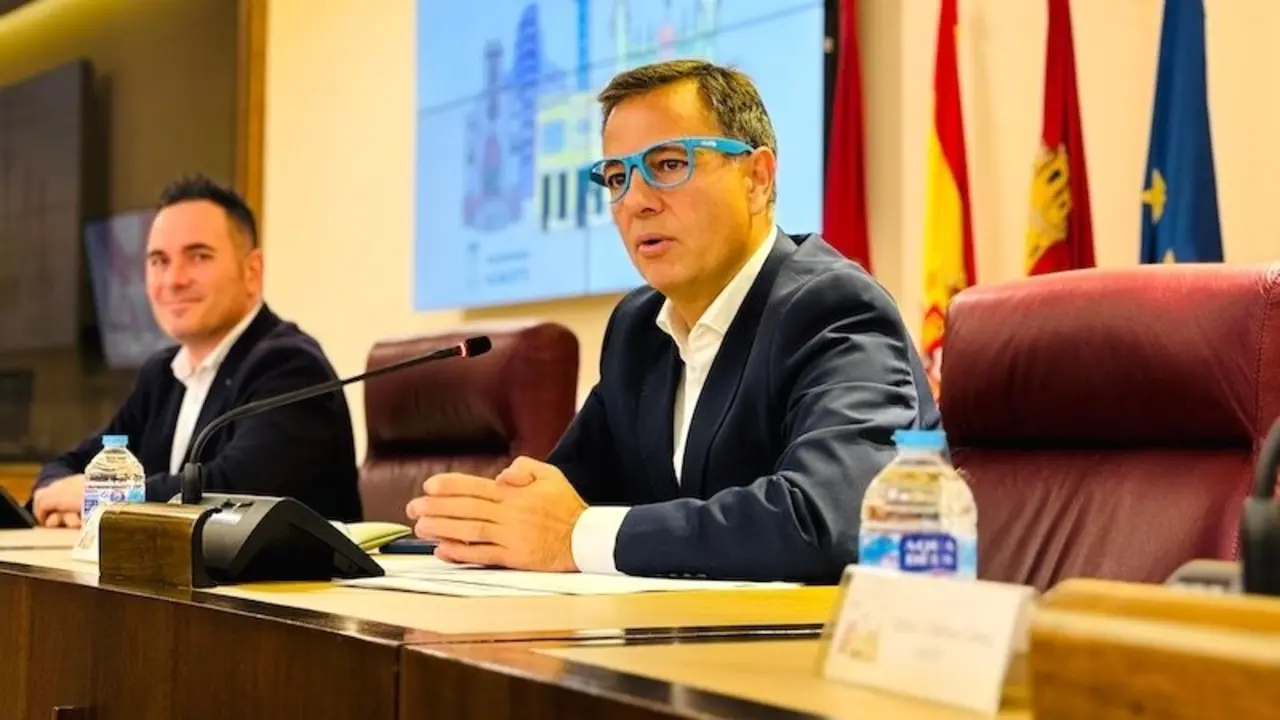 El alcalde de Albacete, Manuel Serrano, junto al concejal de Educación, Pascual Molina, en una imagen de archivo