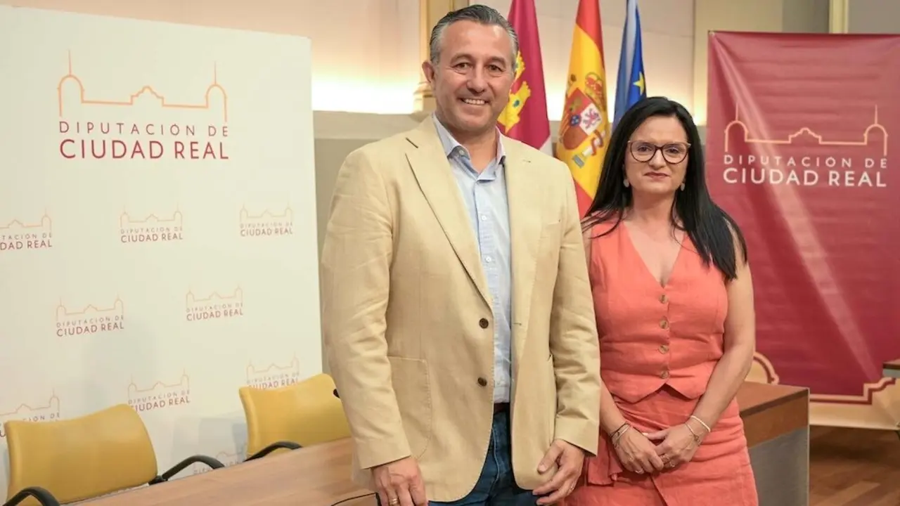 La portavoz del equipo de Gobierno de la Diputación de Ciudad Real, Rocío Zarco, y el vicepresidente de Organización Interna, Adrián Fernández