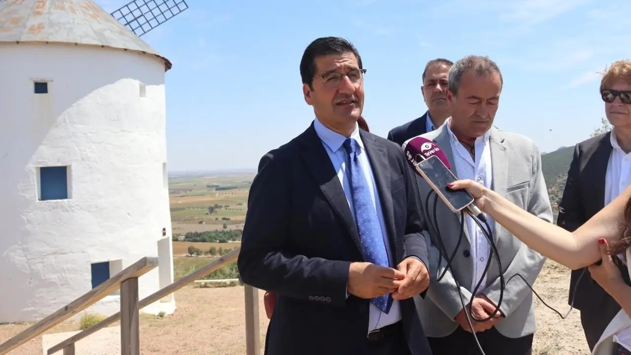 El vicepresidente segundo del Gobierno de Castilla-La Mancha, José Manuel Caballero, asiste a una demostración de una molienda tradicional en el Molino de Sansón Carrasco en Puerto Lápice (Ciudad Real)