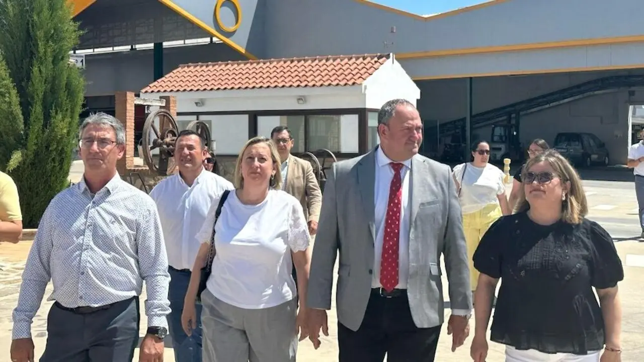 El consejero de Agricultura, Ganadería y Desarrollo Rural, Julián Martínez Lizán, en la visita que ha realizado a Bodegas Latúe en Villanueva de Alcardete