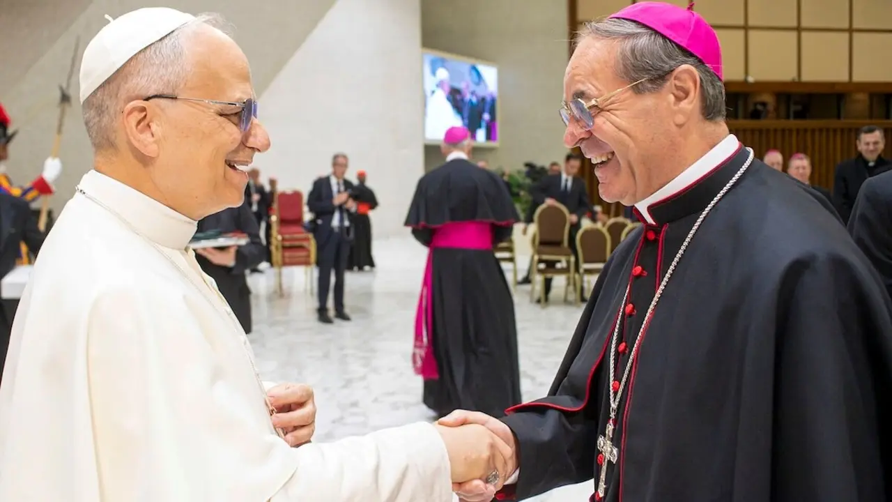 Fotografía facilitada por el decano del Tribunal Apostólico de la Rota Romana, Alejandro Arellano Cedillo (d), saludando al Papa León XIV - EFE/Vatican Media