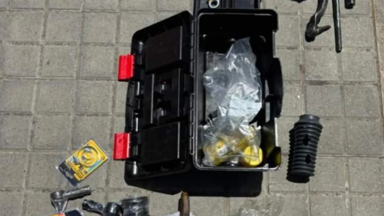 Cuidado con el falso mecánico que te pincha la rueda: así estafan miles de euros