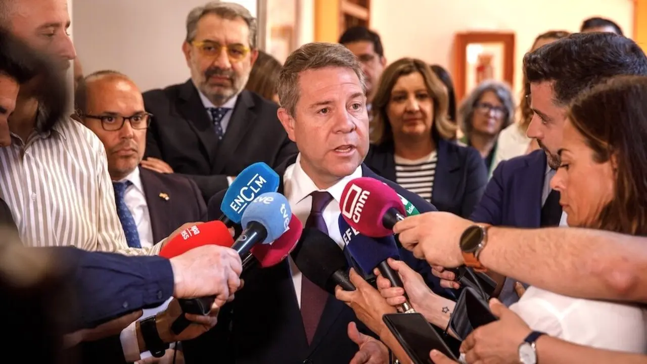 El presidente de Castilla-La Mancha, Emiliano García-Page, atendiendo a los medios de comunicación este jueves en las Cortes regionales