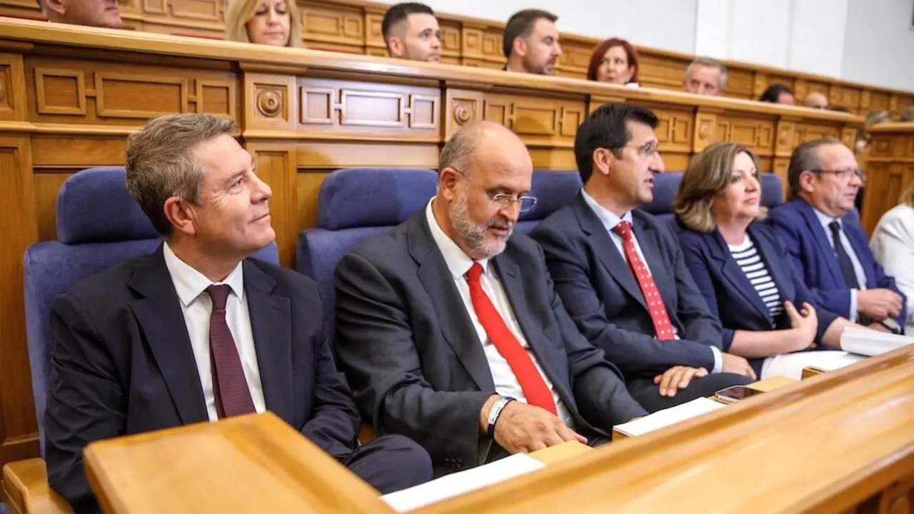 El presidente de Castilla-La Mancha, Emiliano García-Page junto a miembros de su gobierno este jueves en el Pleno de las Cortes regionales