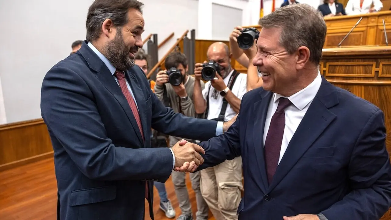 TOLEDO (ESPAÑA), 29/05/2025.- . El presidente de Castilla La-Mancha, Emiliano García Paje (d) felicita al líder del PP en la región, Paco Núñez (i) tras aprobar el nuevo Estatuto de Autonomía de Castilla-La Mancha tras un debate celebrado este jueves en las Cortes regionales en Toledo. EFE/Ismael Herrero