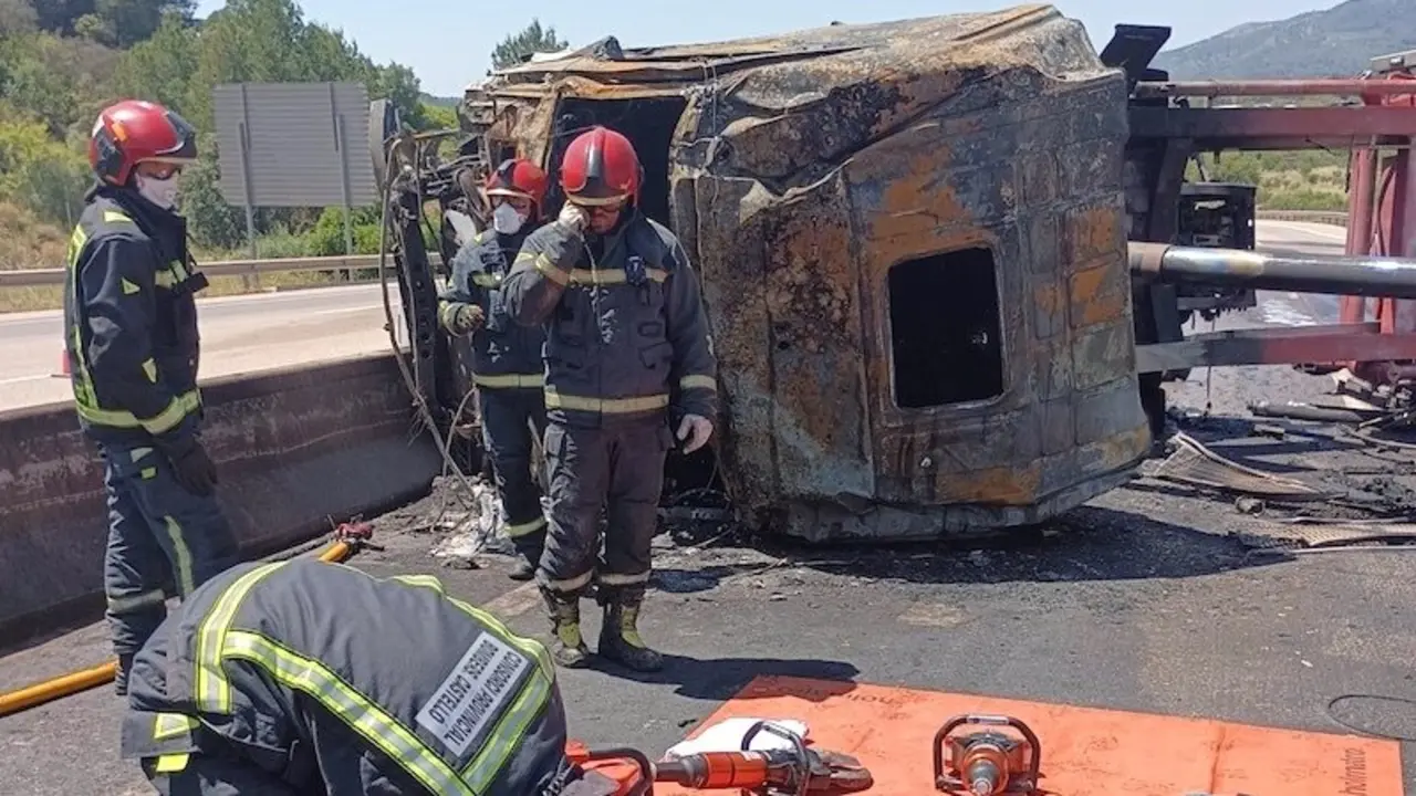Muere el conductor de un camión tras salirse de la vía, volcar e incendiarse