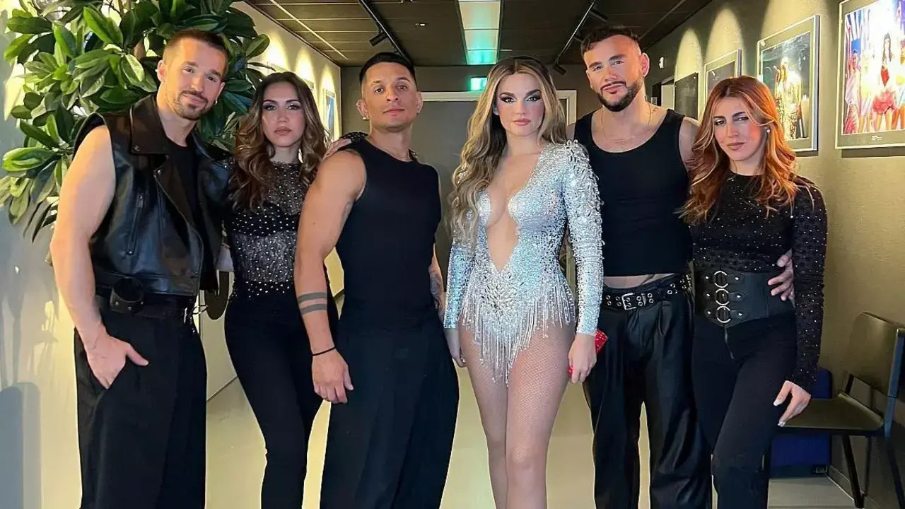 En la imagen de archivo Melody junto a su cuerpo de baile