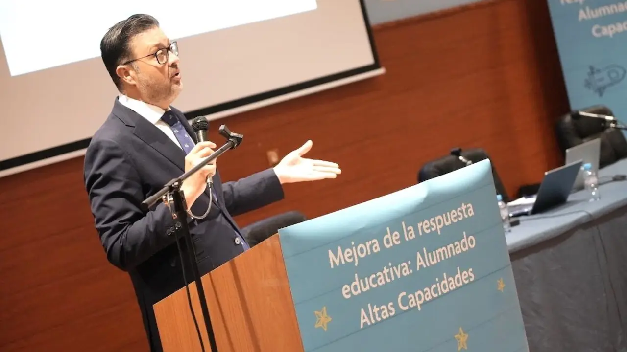 El consejero de Educación, Cultura y Deportes, Amador Pastor, durante su participación en la acción formativa ‘Acompañamiento del talento: reflexiones conjuntas’, celebrada este viernes en Toledo