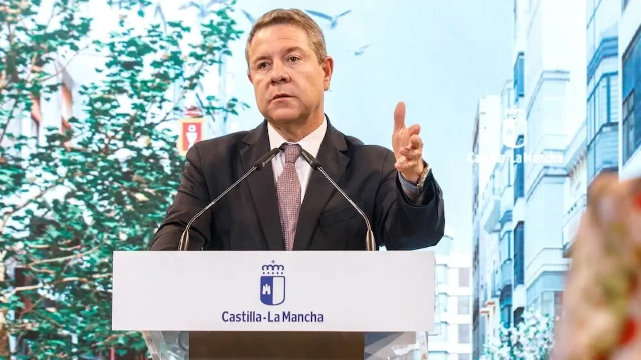 El presidente de Castilla-La Mancha, Emiliano García-Page, ha presentado en Cuenca, el proyecto para la reurbanización de la calle Carretería