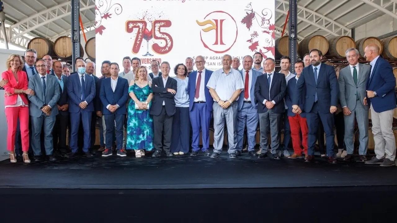 El presidente de Castilla-La Mancha, Emiliano García-Page, asiste a la celebración del 75 aniversario de la Cooperativa San Isidro de Quintanar del Rey (Cuenca)