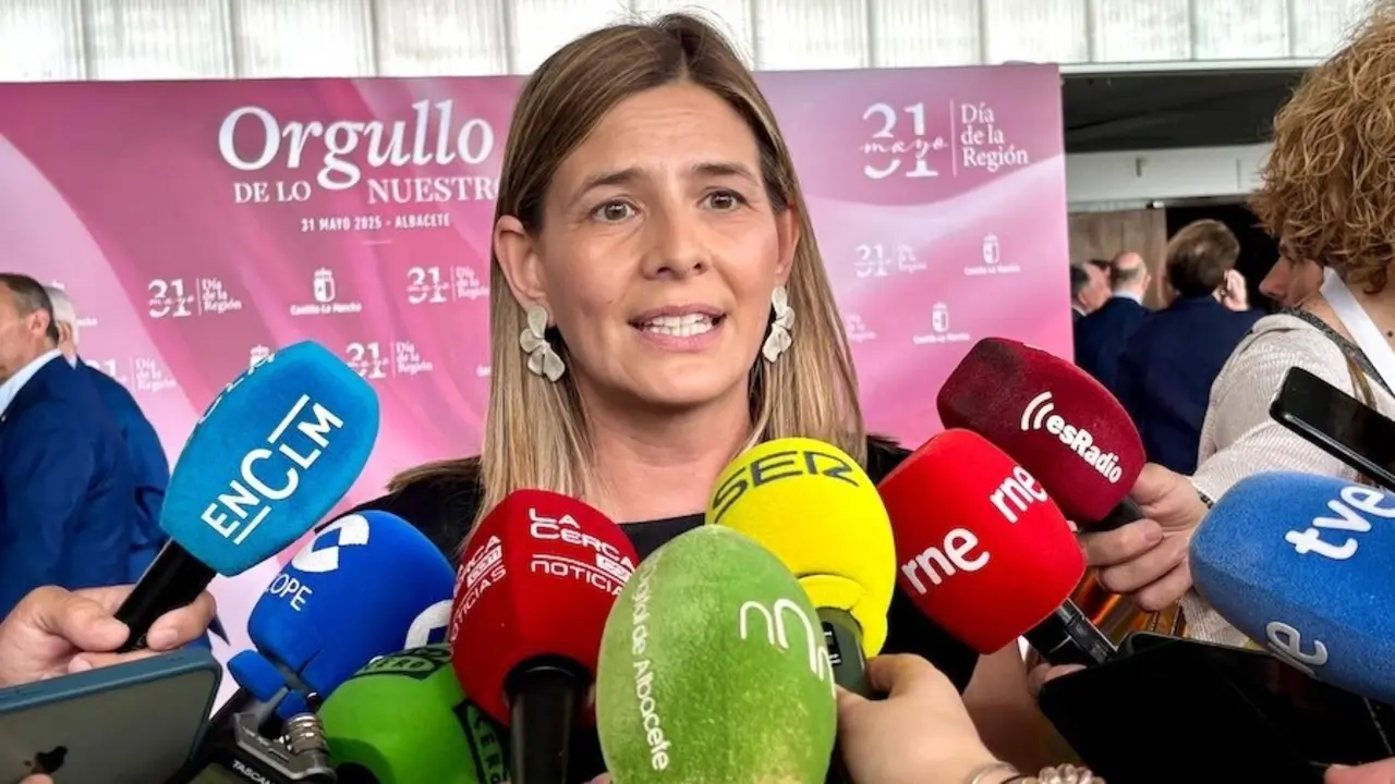 La secretaria general del PP en Castilla-La Mancha y portavoz parlamentaria, Carolina Agudo, atendiendo a los medios este sábado en Albacete