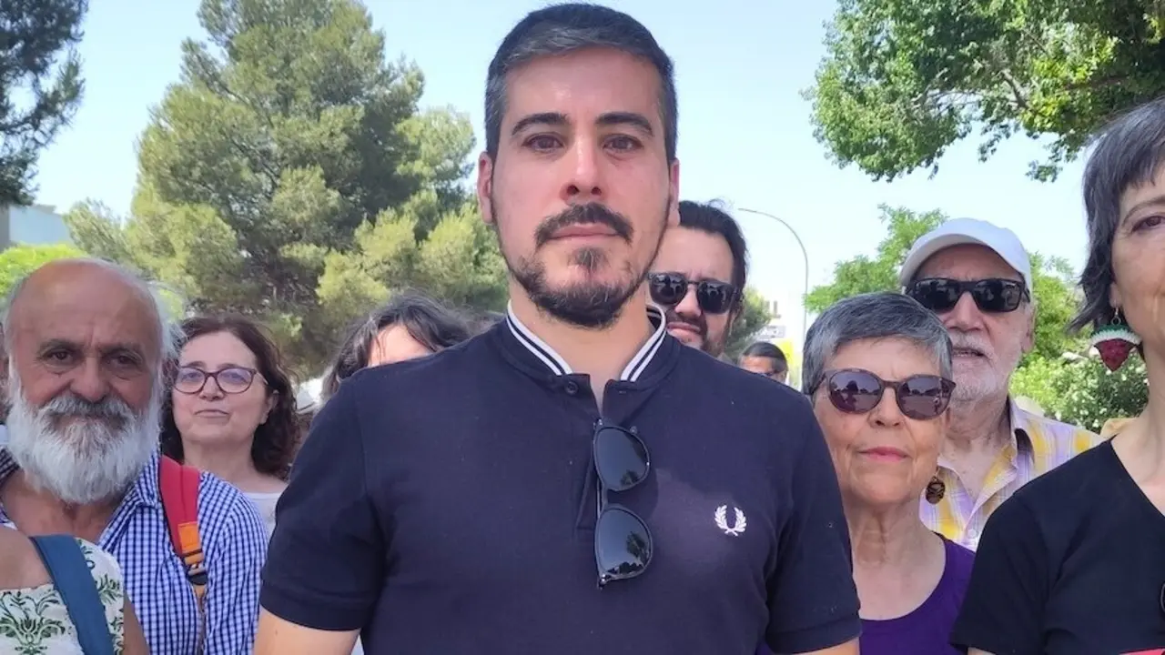 El coordinador regional de Podemos en Castilla-La Mancha, José Luis García Gascón, atendiendo a los medios este sábado en Albacete