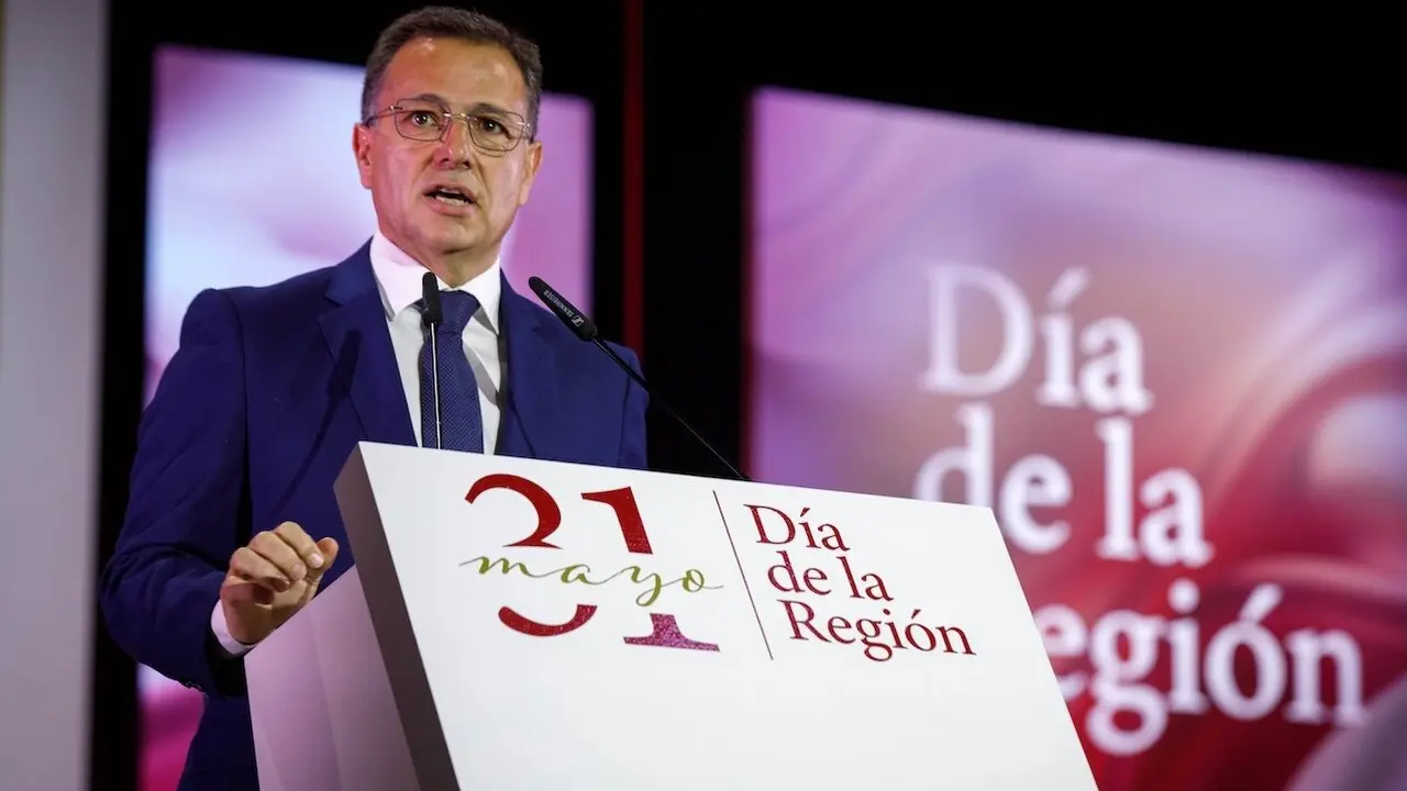 El alcalde de Albacete, Manuel Serrano, interviene en el acto institucional del Día de la Región celebrado en Albacete