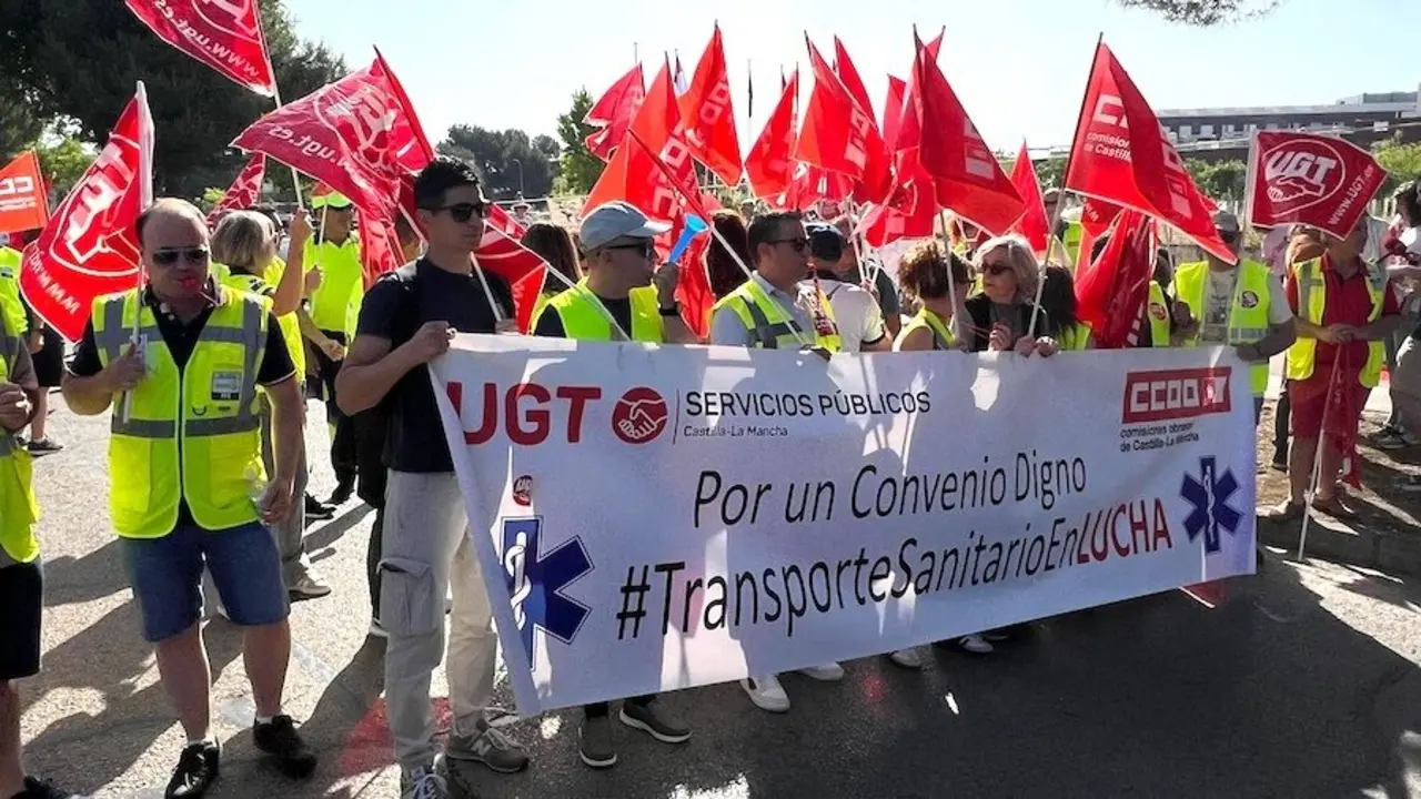 Trabajadores del transporte sanitario concentrados este sábado ante el Palacio de Congresos de Albacete que ha acogido el acto institucional del Día de la Región