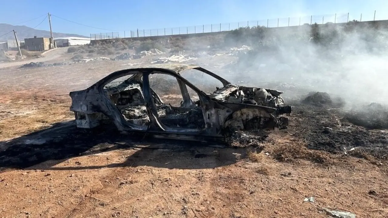 En la imagen de archivo un vehículo incendiado en un paraje tras quedar completamente calcinado