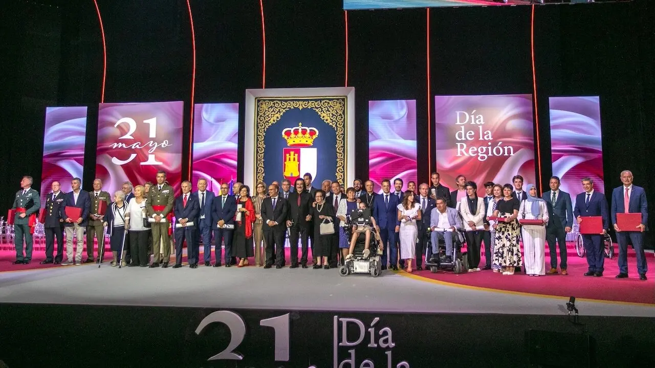 Imagen de familia de todos los reconocidos en el Día de Castilla-La Mancha durante el acto institucional que este año 2025 ha acogido la ciudad de Albacete
