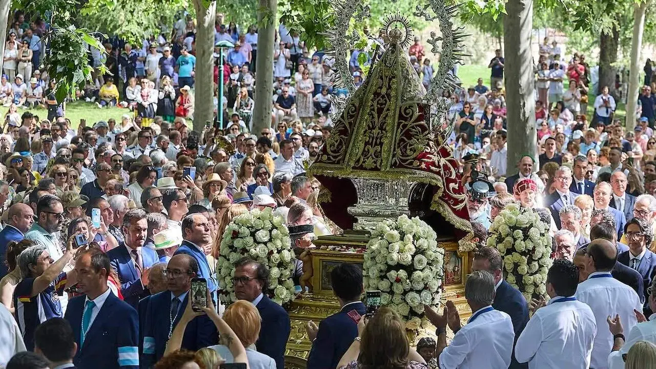 Una multitud asiste a la procesión de la Virgen del Prado con 32 otras vírgenes patronas este sábado en Talavera de la Reina (Toledo) - EFE/Manu Reino