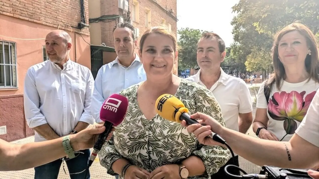La presidenta de la Ejecutiva provincial del PSOE de Toledo, Tita García Élez, atendiendo a los medios este domingo en Talavera de la Reina (Toledo)
