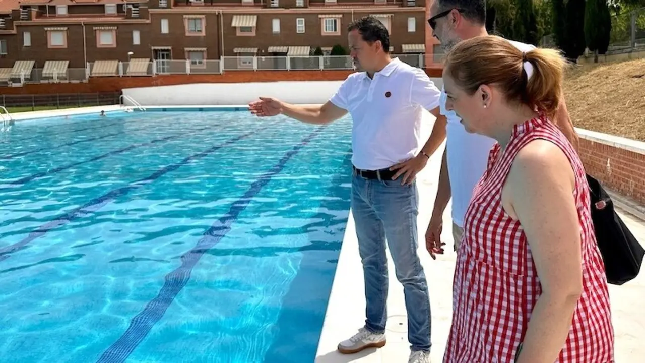El alcalde de Toledo, Carlos Velázquez, durante la visita que ha realizado este domingo a la piscina de Santa María de Benquerencia