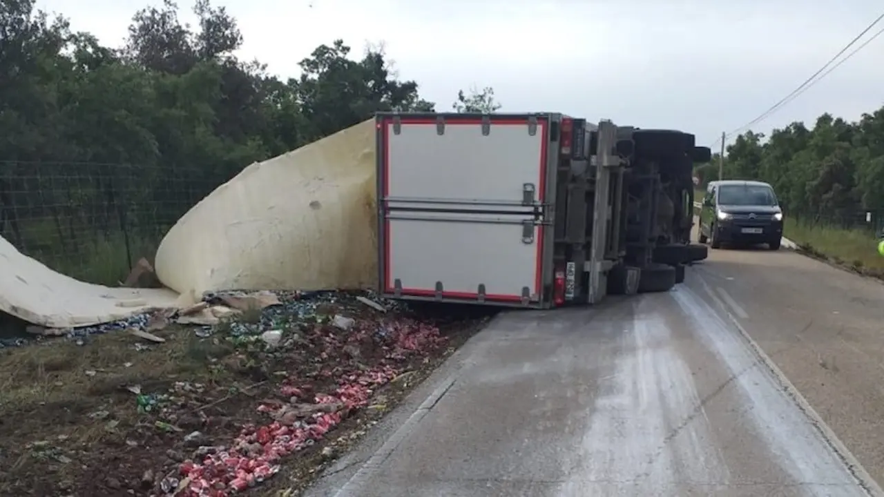 Herido un conductor tras volcar su camión en la carretera CM-2008 en Brihuega (Guadalajara)