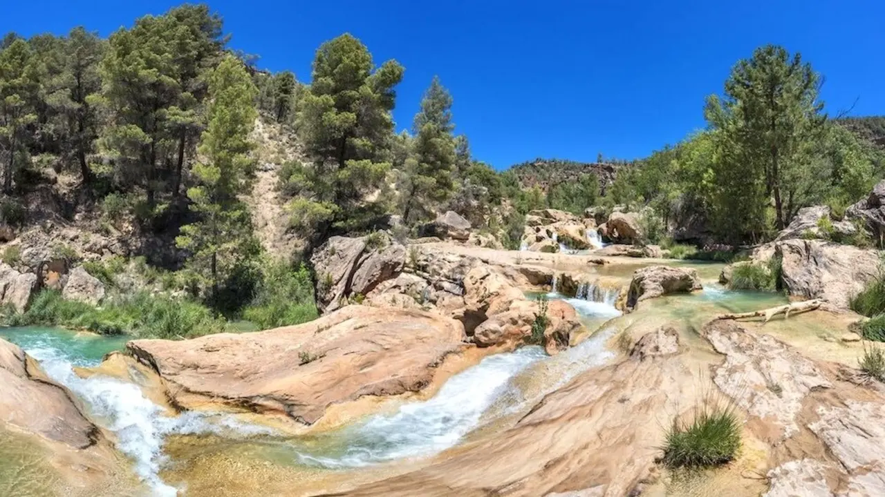 Castilla-La Mancha cuenta con 38 zonas de baño autorizadas esta temporada. En la imagen las Chorreras del Cabriel en Enguídanos (Cuenca)