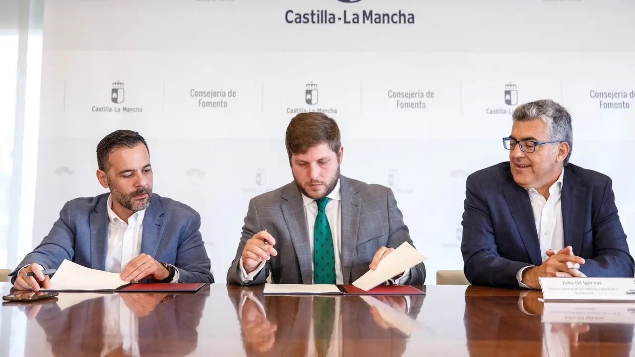 El consejero de Fomento, Nacho Hernando (c), firma un protocolo de actuación con la Fundación Laboral de la Construcción de Castilla-La Mancha, en la Consejería de Fomento en Toledo