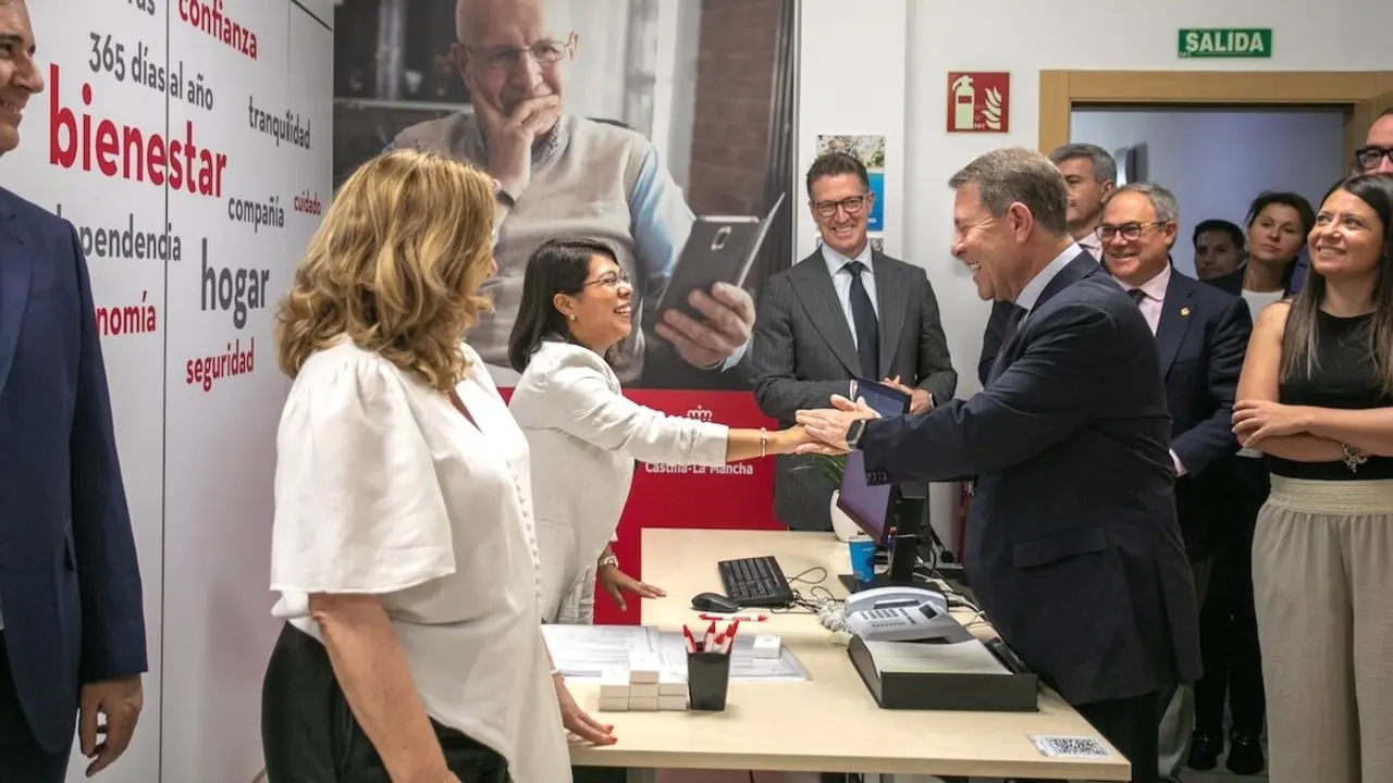 El presidente de Castilla-La Mancha, Emiliano García-Page, visita el Centro de Demostración y Experimentación de Teleasistencia (CEDETEL) de Tunstall Televida en Toledo