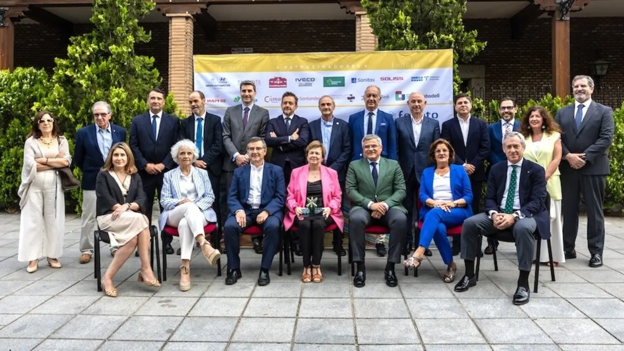 El presidente de Fedeto, Javier de Antonio Arribas (3d), posa con el jurado de los XXIX Galardones Empresariales de Fedeto al hacer publica la deliberación y los premiados en la presente edición - EFE/Ángeles Visdómine