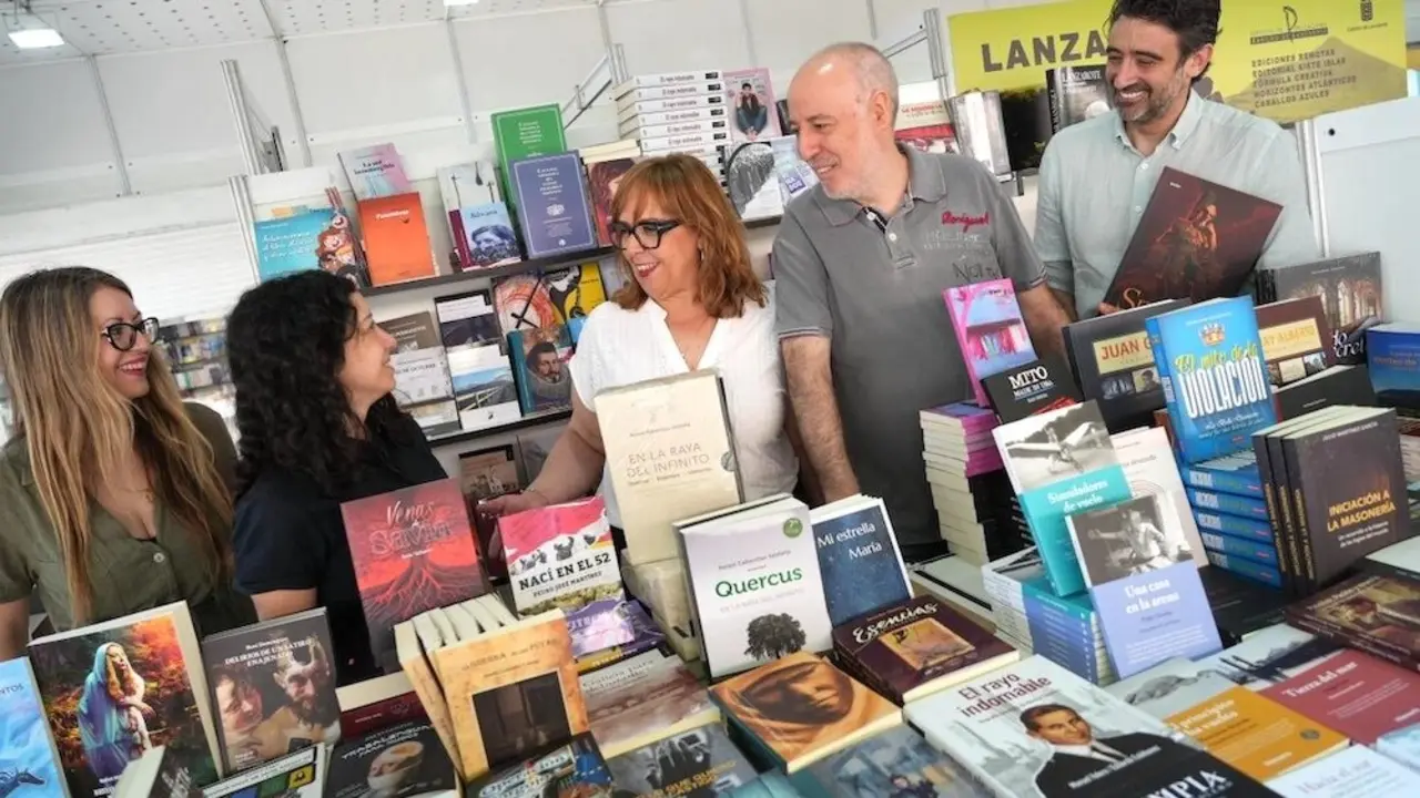 La viceconsejera de Cultura y Deportes, Carmen Teresa Olmedo, en una visita que ha realizado al estand de Castilla-La Mancha emplazado en la Feria del Libro de Madrid