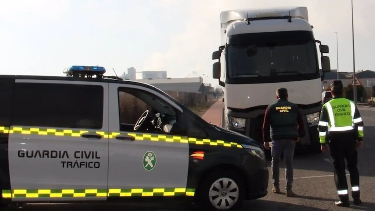 Investigado por provocar un accidente al perder la carga de su camión y no parar