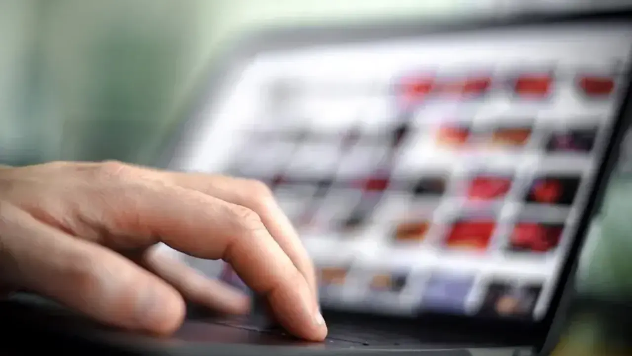 Imagen de archivo de la pantalla de un ordenador con imágenes de pornografía infantil - EFE/EPA/Sascha Steinbach