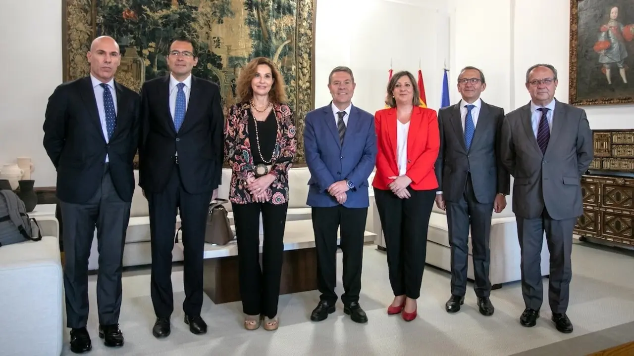 El presidente de Castilla-La Mancha, Emiliano García-Page, ha recibido al grupo de representantes del BBVA que le ha entregado el informe de BBVA Research 'Situación Castilla-La Mancha 2025'