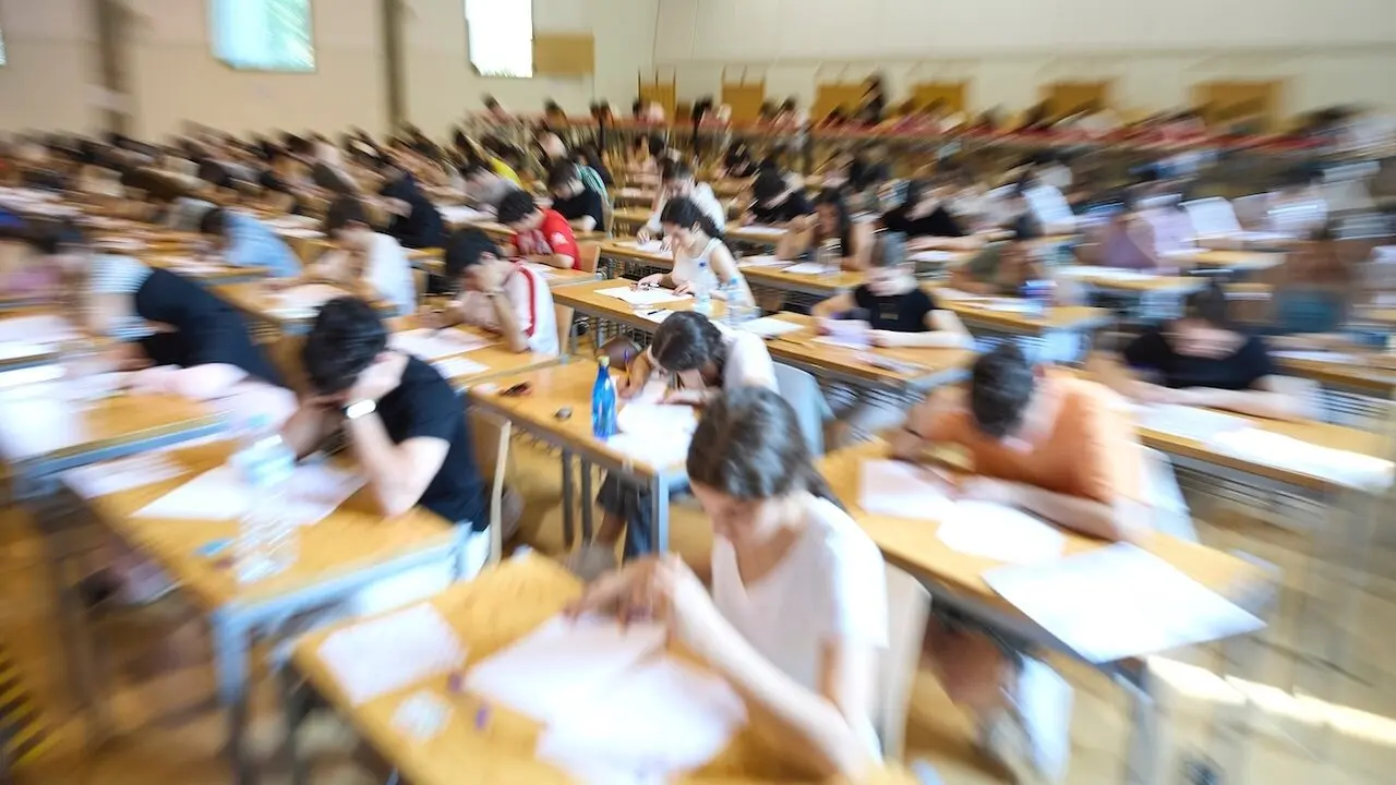 Varios estudiantes realizan los exámenes de la Prueba de Acceso a la Universidad (PAU), este martes en Talavera de la Reina (Toledo) - EFE/Manu Reino, selectividad, EvAU, universitarios, examen,&nbsp;