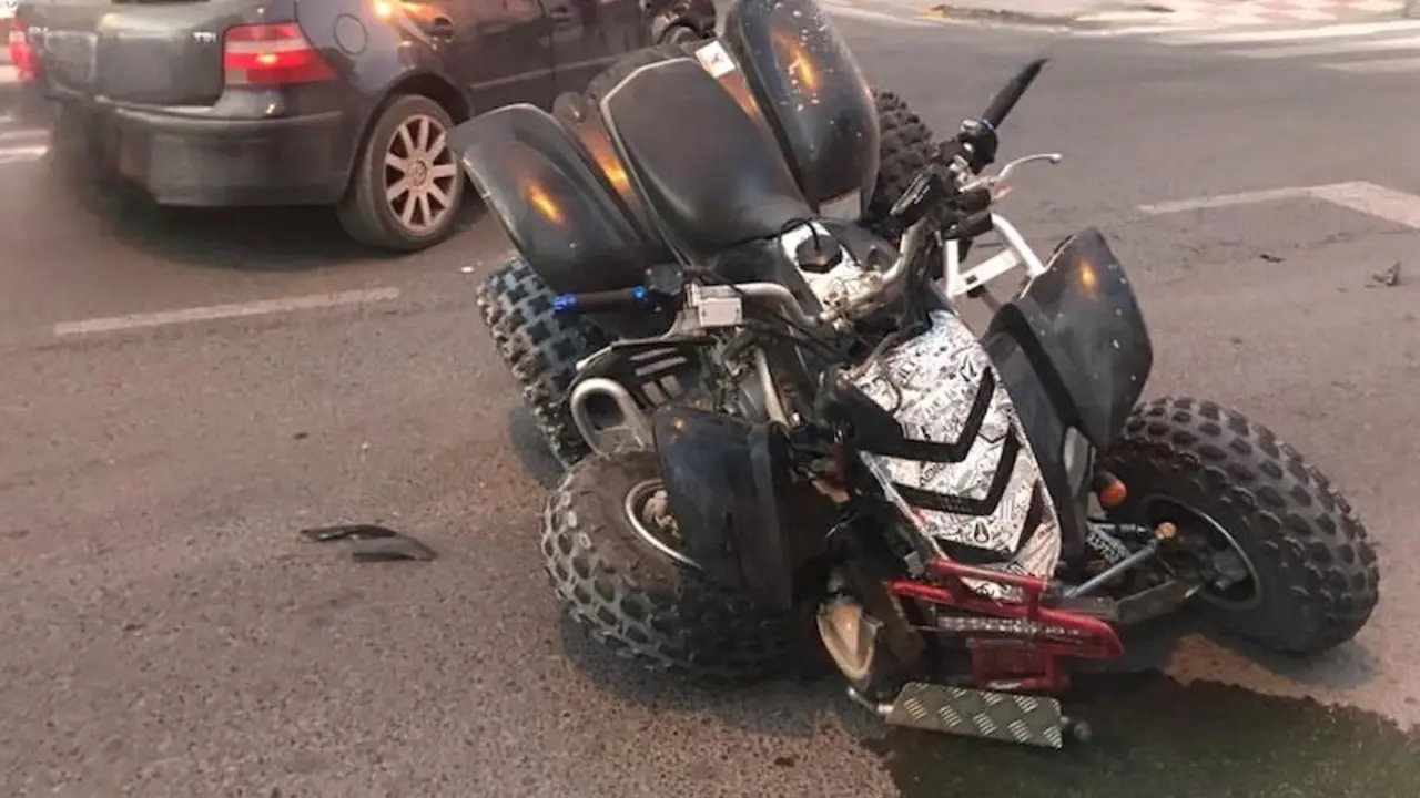 Muere un hombre de 38 años al colisionar su quad contra un coche en una calle