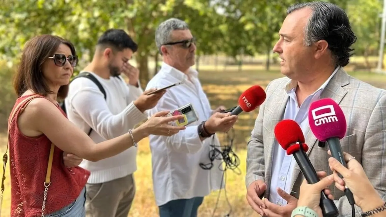 El presidente de Vox en las Cortes de Castilla-La Mancha, David Moreno, atendiendo a los medios de comunicación