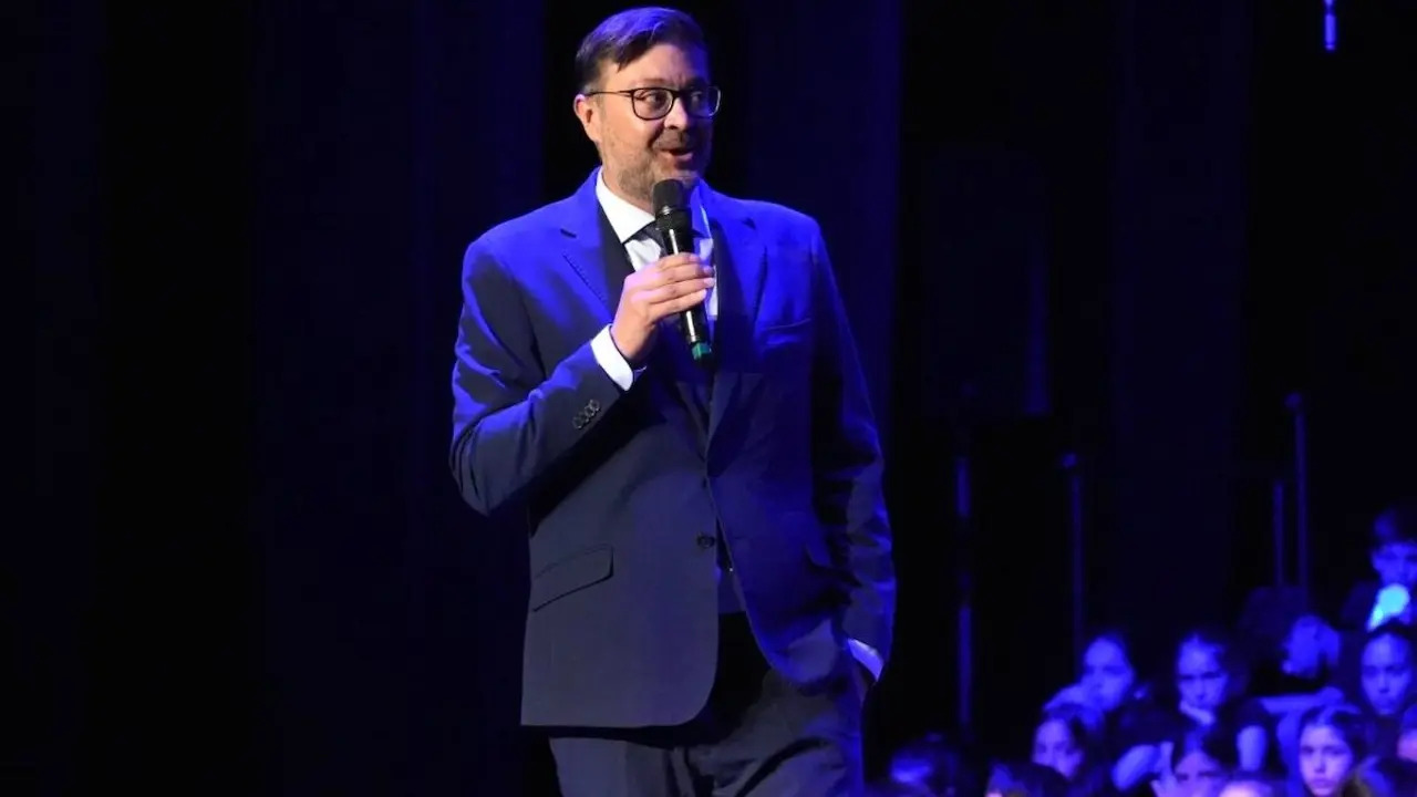El consejero de Educación, Cultura y Deportes, Amador Pastor, durante la representación del musical ‘Ubuntu’ impulsado por el Centro Regional de Formación del Profesorado