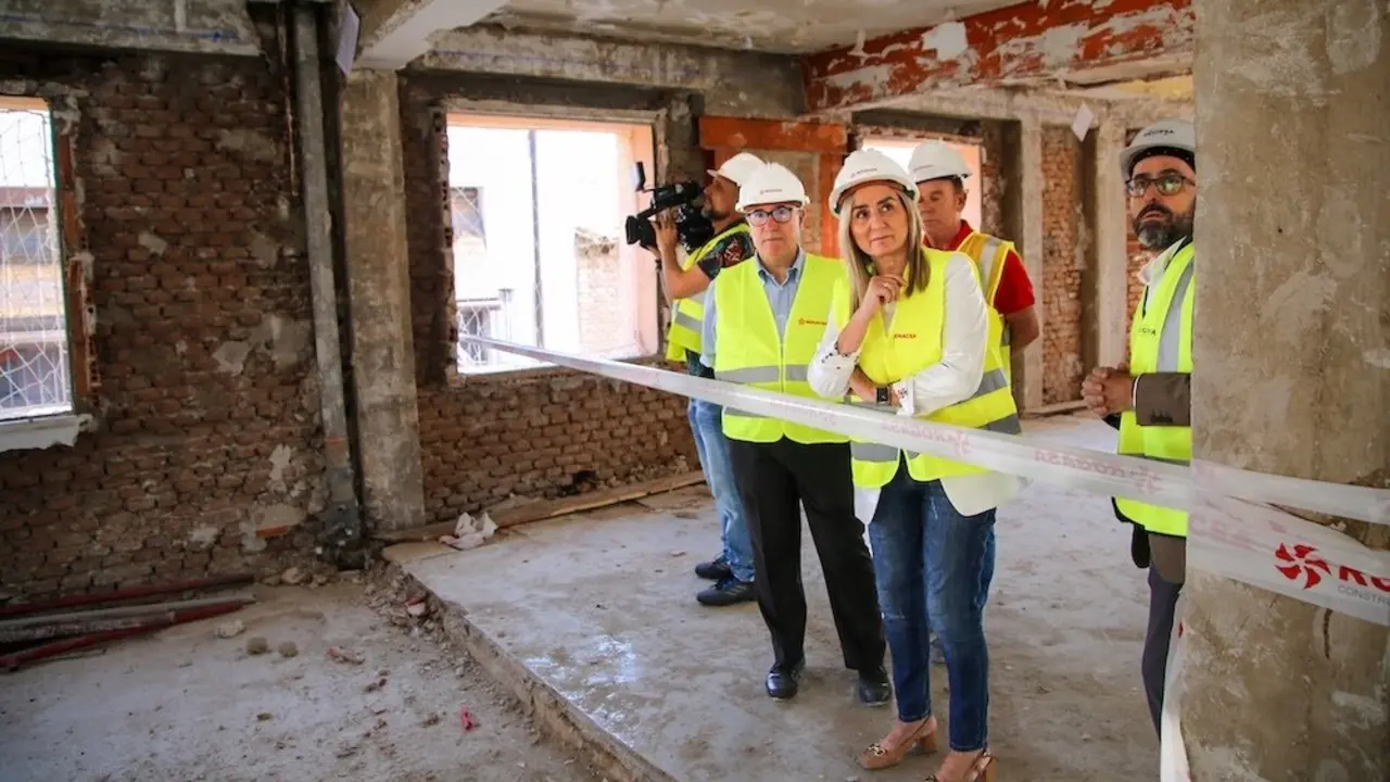 La delegada del Gobierno, Milagros Tolón, durante la visita que ha realizado a las obras de la sede de la Delegación del Gobierno en Toledo