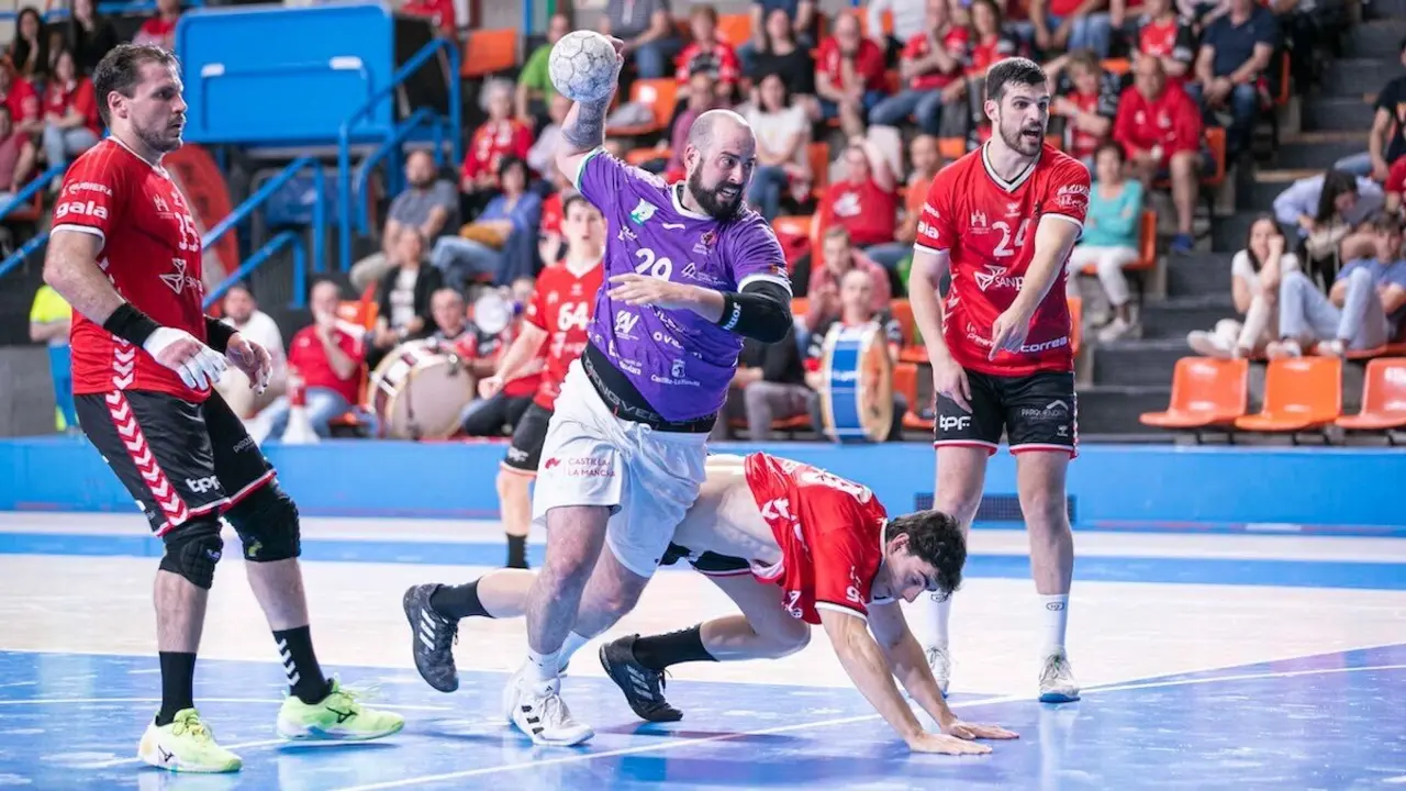 El UBU San Pablo logra cuatro goles de ventaja para el partido de Guadalajara (24-20) - Fotografía: Santi Molina