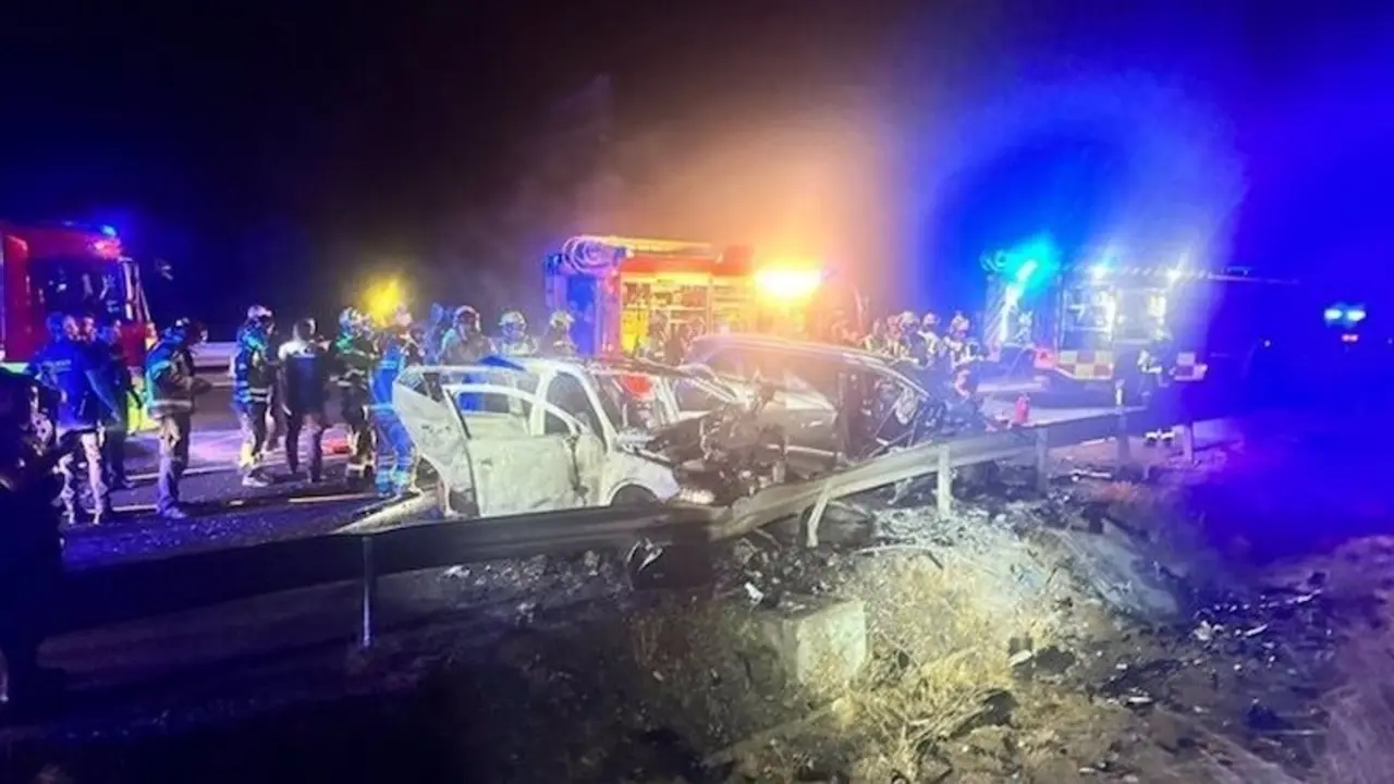 Cuatro muertos, entre ellos un policía nacional, en una colisión de dos coches