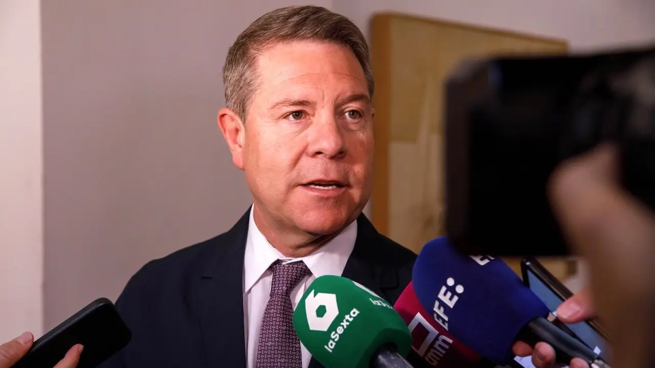El presidente de Castilla-La Mancha, Emiliano García-Page, atendiendo a los medios de comunicación este jueves en las Cortes regionales
