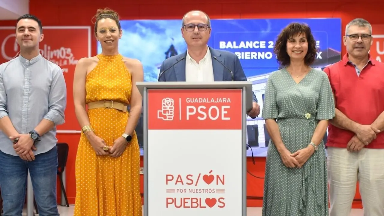El exalcalde y actual concejal socialista en Ayuntamiento de Guadalajara, Alberto Rojo, junto a ediles socialistas en rueda de prensa