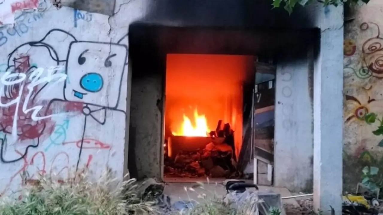 Tres personas evacuadas tras incendiarse el edificio abandonado en el que dormían en Cuenca