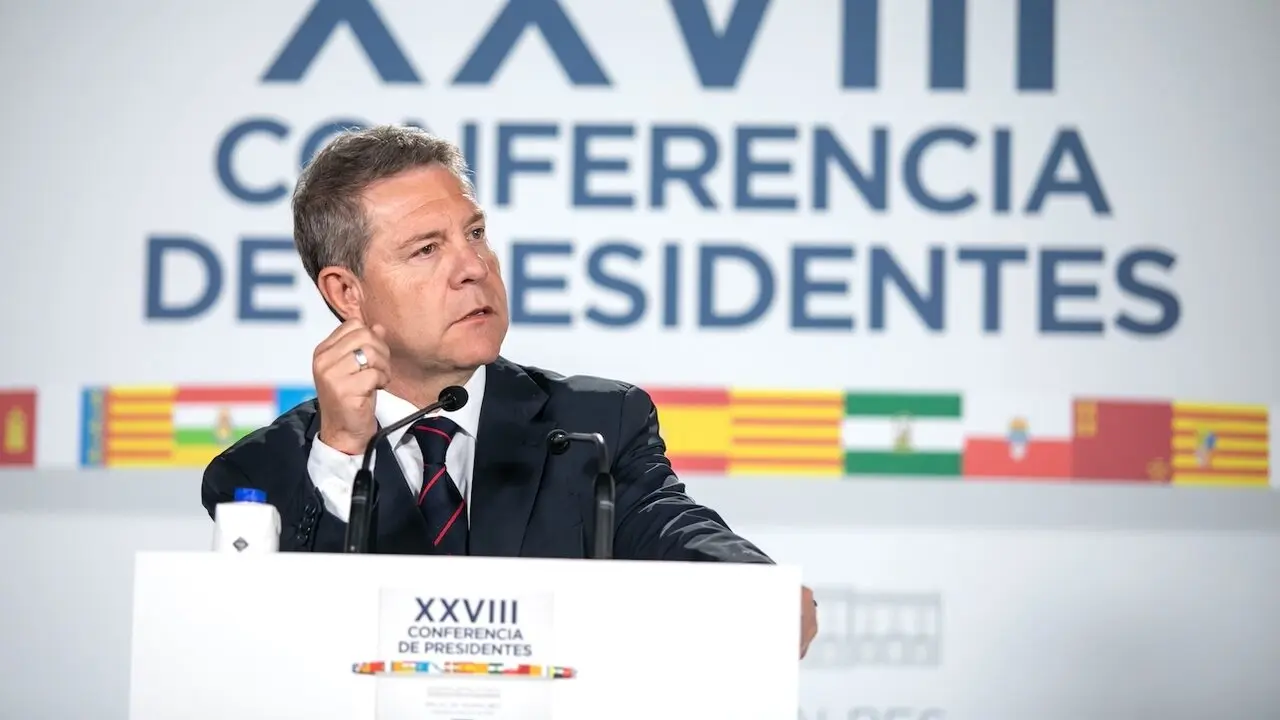 El presidente de Castilla-La Mancha, Emiliano García-Page, en rueda de prensa en Barcelona al término de la XXVIII Conferencia de Presidentes