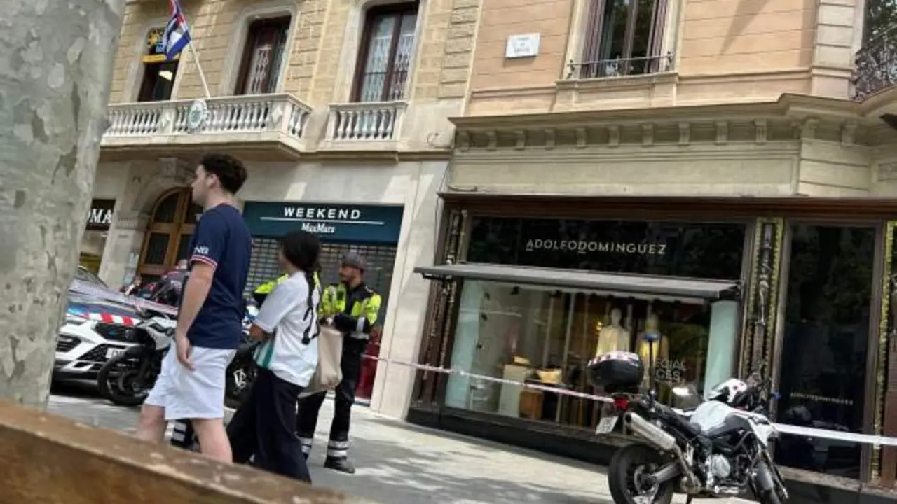 Una agente de policía herida tras estrellarse con su moto contra un escaparate