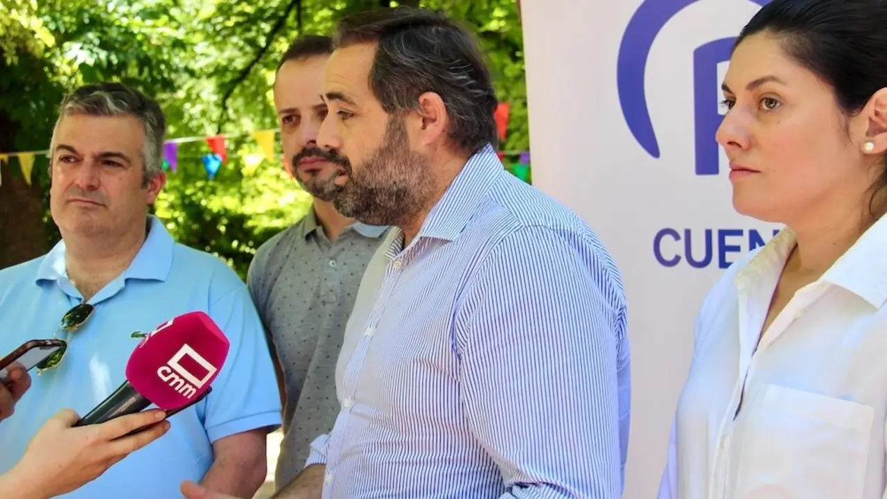 El presidente del PP de Castilla-La Mancha, Paco Núñez, atendiendo a los medios de comunicación este sábado en Cuenca